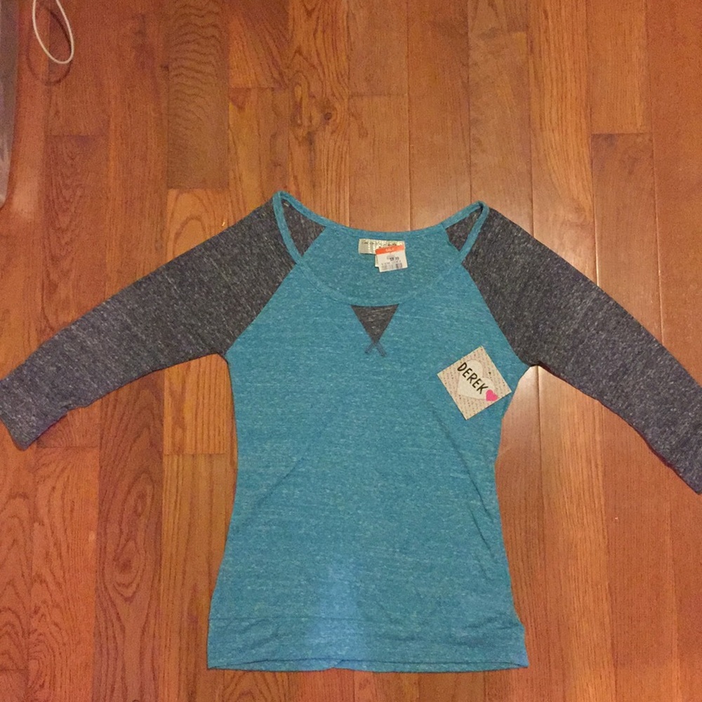 3/4 sleeve turquoise and gray shirt.